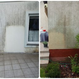 Clean BrukSystems - Zdjęcie elewacji domu w układzie 'przed i po' czyszczeniu. Po lewej brudna ściana z oknem, po prawej odświeżona elewacja z fragmentem ogrodu i ceglaną podmurówką.