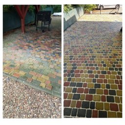 Clean BrukSystems - Efekt przed i po: kolorowa kostka brukowa, po lewej stronie zabrudzona, po prawej czysta, w pełnym słońcu. Widoczne różnice w kolorze i usunięte zabrudzenia.