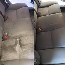 Auto z plamami na tapicerce siedzenia przed i po czyszczeniu. Widoczna różnica w odcieniu i brak zabrudzeń po prawej stronie.