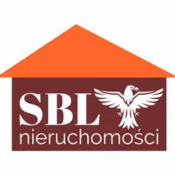 Logo firmy SBL nieruchomości. Grafika przedstawia dom z orłem w kolorach brązowo-pomarańczowo-białych na białym tle.