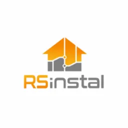 Logo firmy RSinstal: Stylizowany dom z elementami instalacji elektrycznej w kolorach pomarańczowo-szarych, na białym tle. Minimalistyczny i nowoczesny design.