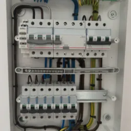 Przygotowanie rozdzielnicy elektrycznej w garażu pod przyszłą instalacje klienta