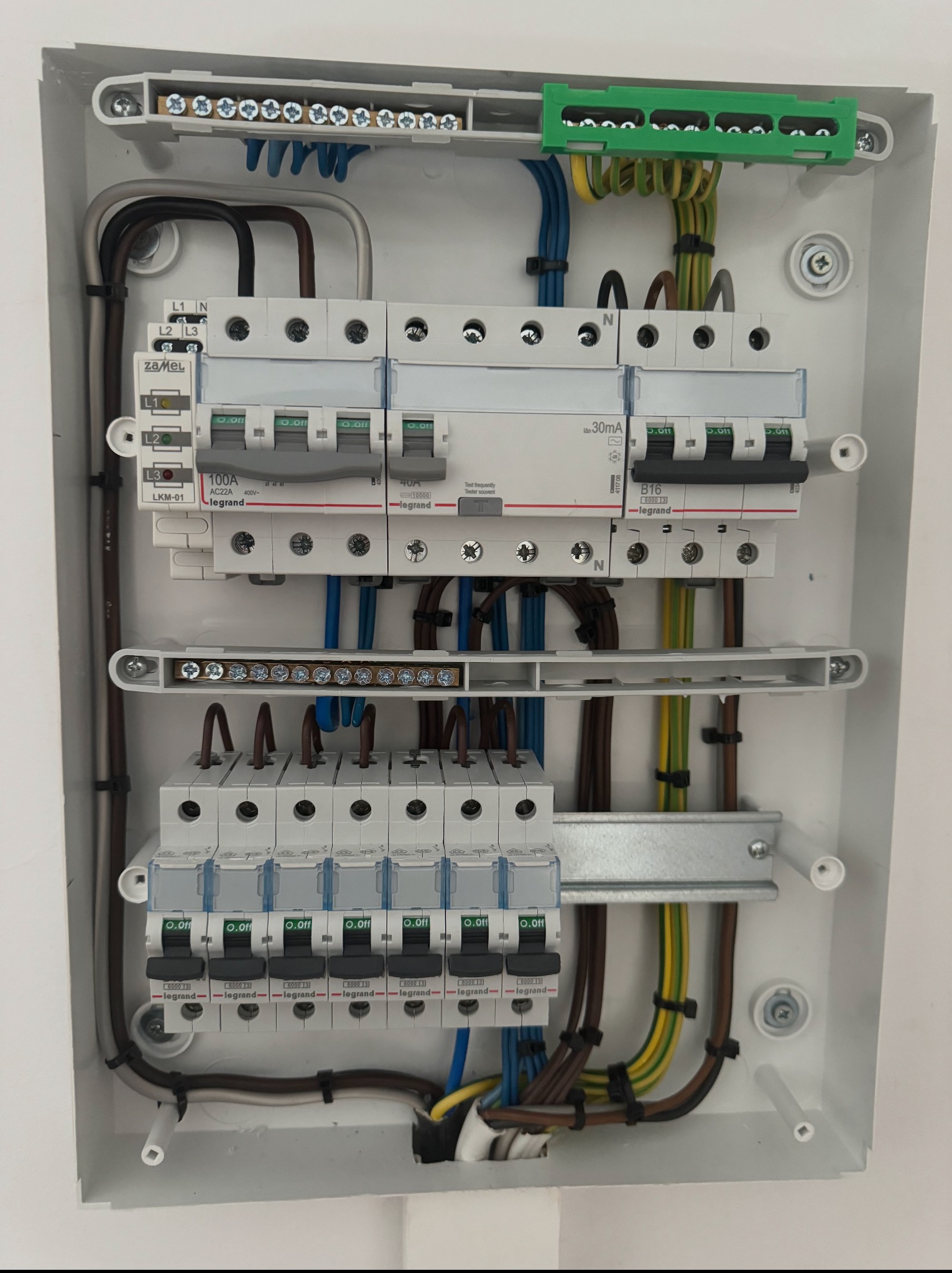 Przygotowanie rozdzielnicy elektrycznej w garażu pod przyszłą instalacje klienta