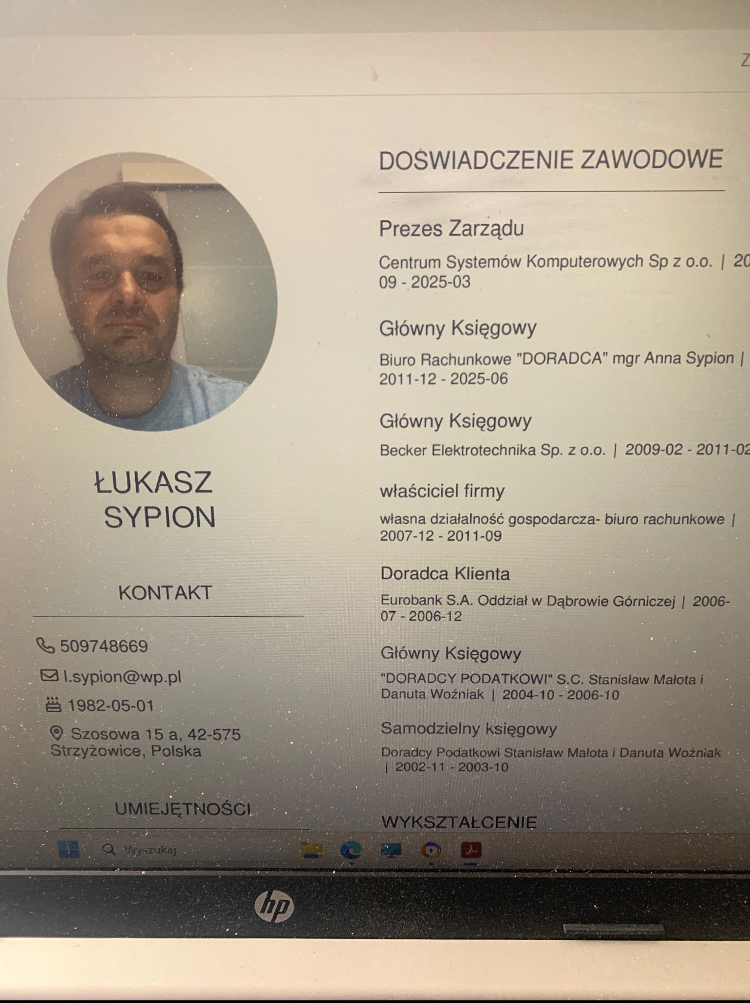 Ekran laptopa w Strzyżowicach z CV Łukasza Sypiona, księgowego. Widoczny profilowe zdjęcie oraz doświadczenie zawodowe i dane kontaktowe.