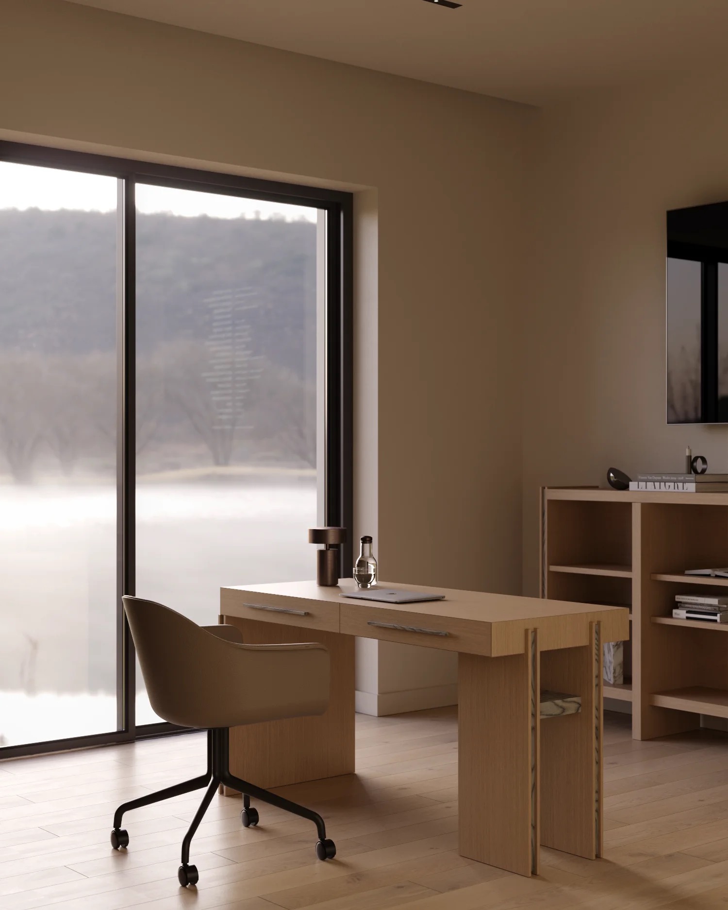 Beżowe biuro z drewnianym biurkiem, krzesłem na kółkach i regałem. Za oknem widok na zewnątrz. Minimalistyczny styl z elementami dekoracyjnymi. Laptop na biurku.