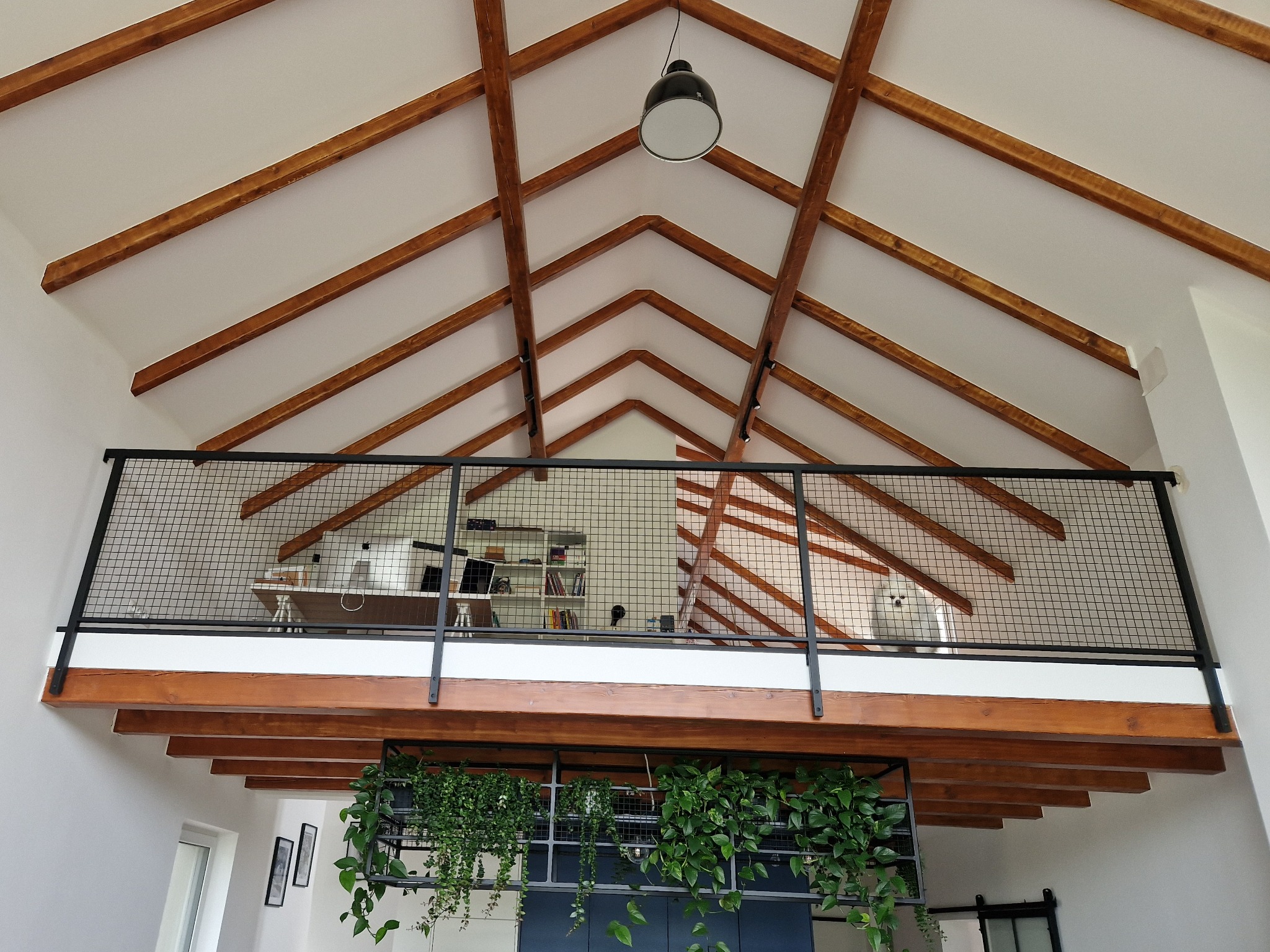 Balustrada stalowa z wypełnieniem z siatki