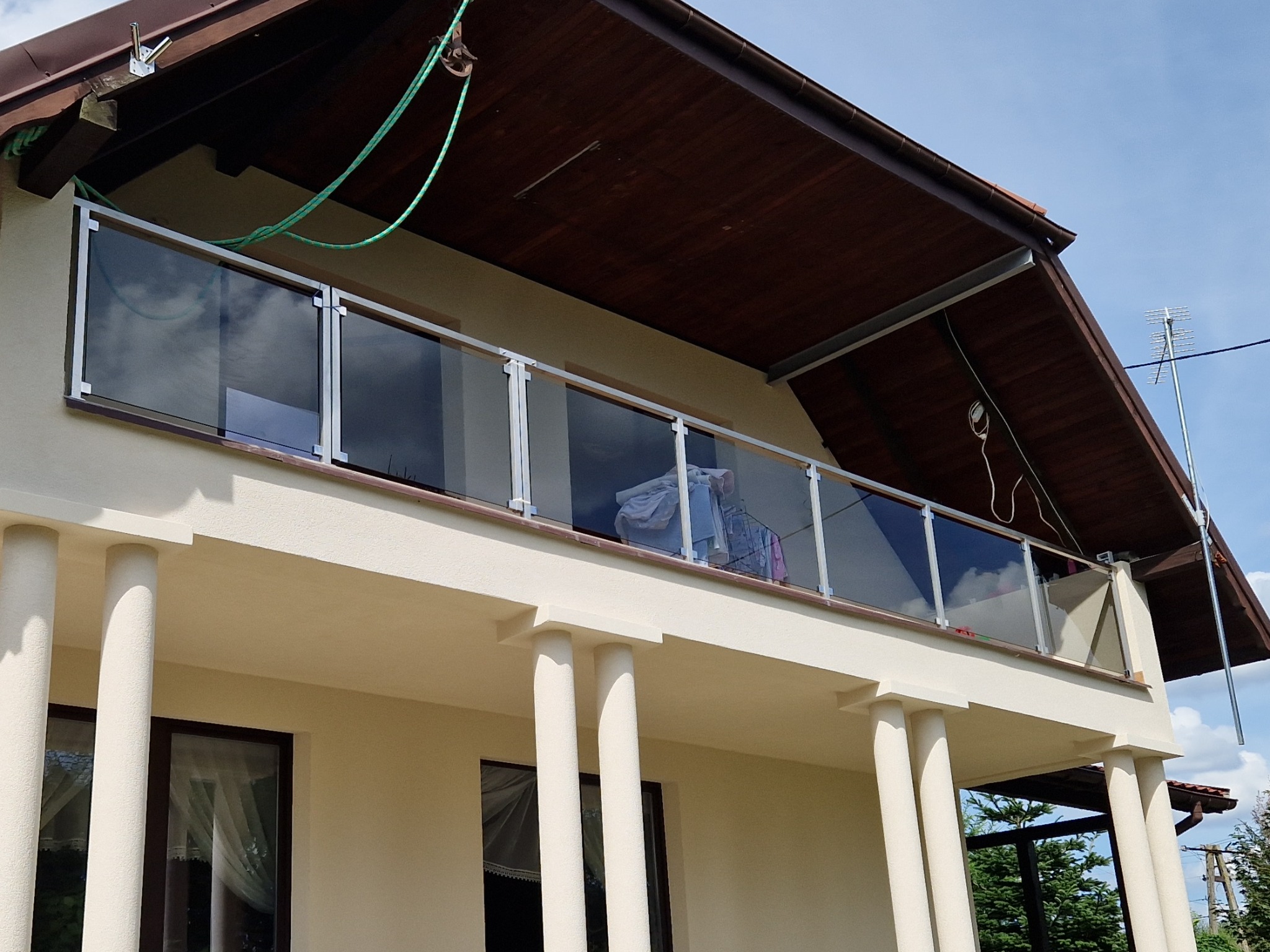 Balustrada balkonowa ze stali nierdzewnej z wypełnieniem ze szkła grafitowego