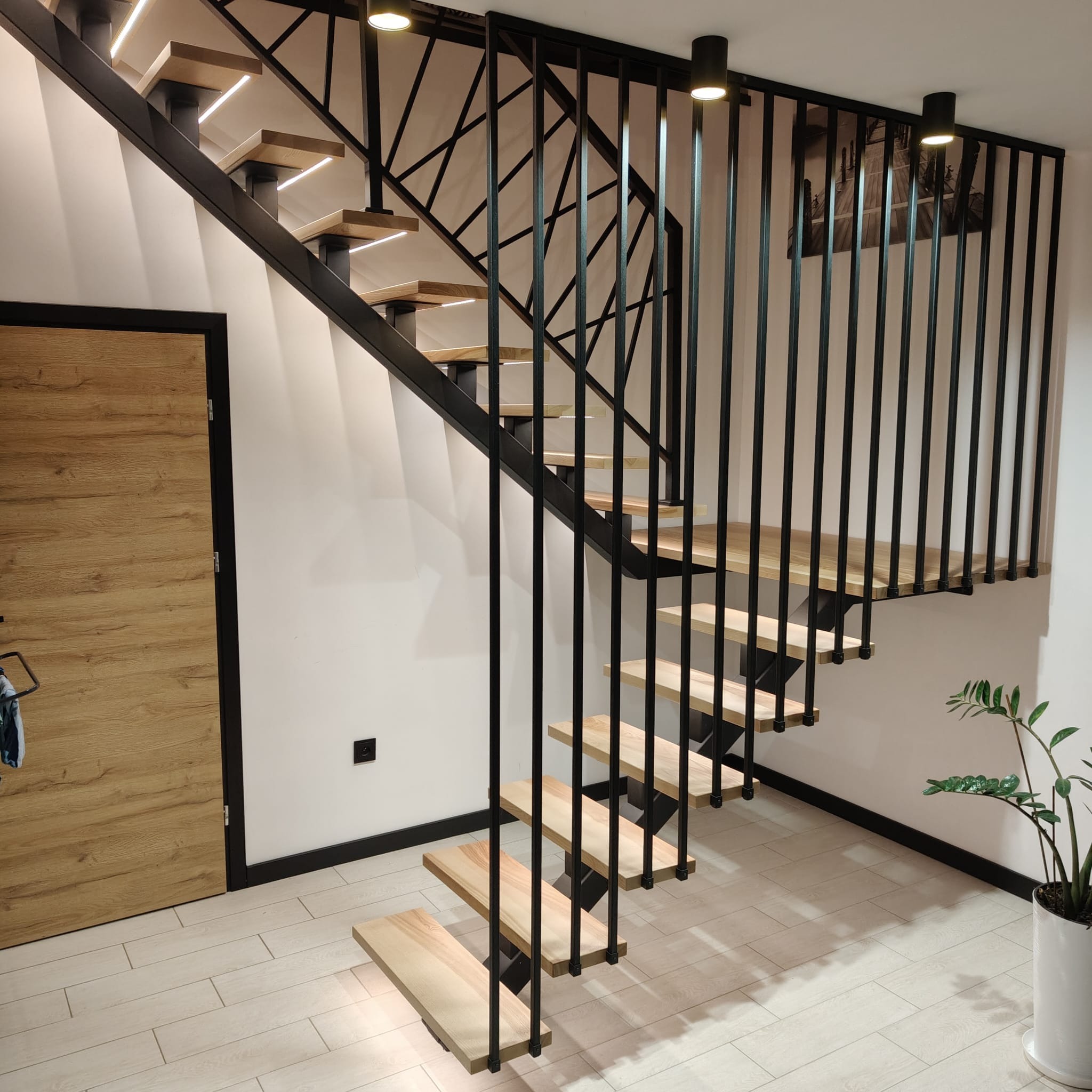 Schody dębowe na konstrukcji jednobelkowej