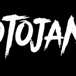 Biały, grunge'owy napis 'MOTOJAMA' na czarnym tle. Charakterystyczna czcionka z efektem pędzla, dynamiczny styl. Wyraźny kontrast.