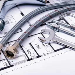 Bateria, wężyki i klucz na planie łazienki w Ożarowie Mazowieckim. Elementy instalacji wodnej na projekcie architektonicznym. Montaż armatury.