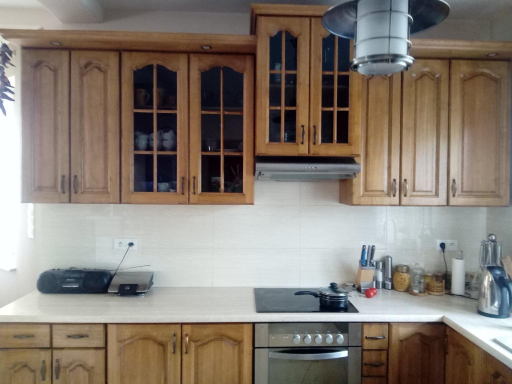 Kuchnia w całości wykonana z drewna, utrzymana w stylu tradycyjnym.