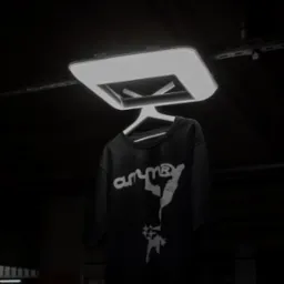 Czarna koszulka z białym nadrukiem marki 'ammr' w nietypowym ujęciu, zawieszona pod lampą na tle parkingu podziemnego, tworzy minimalistyczny, miejski klimat.