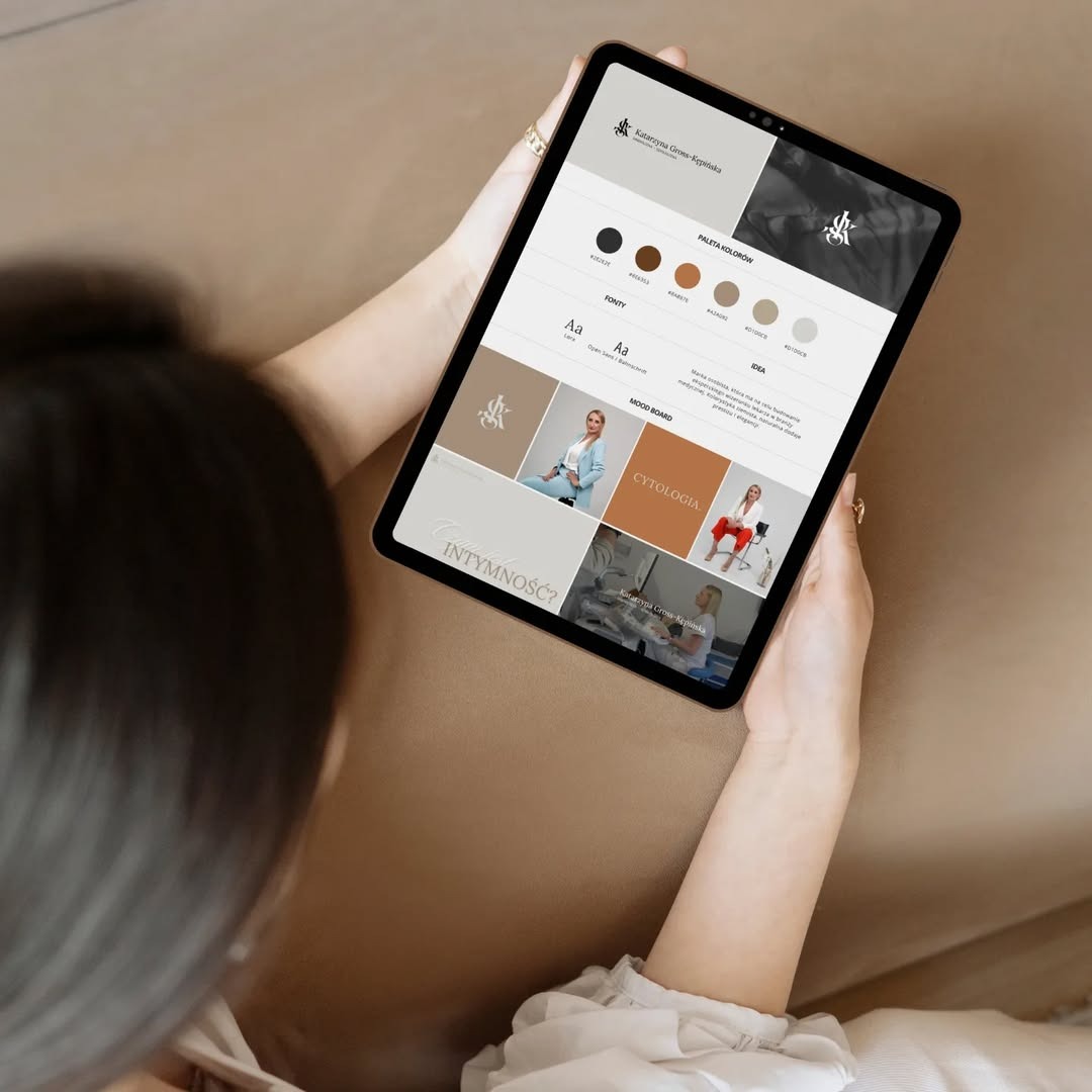 Kobieta trzyma tablet z projektem identyfikacji wizualnej marki osobistej z paletą kolorów, fontami i moodboardem, prezentującym logo i zdjęcia.