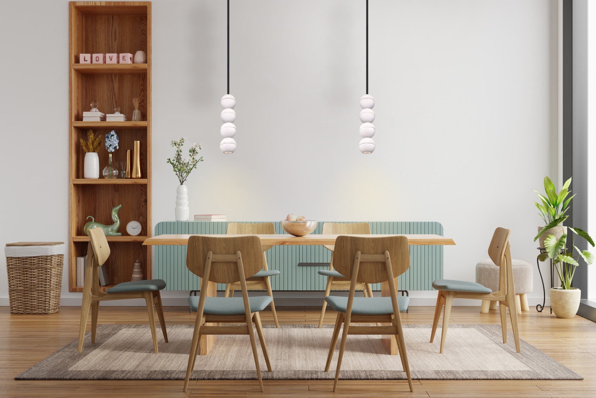 Nowoczesna jadalnia z drewnianym stołem, krzesłami i dwiema kulistymi lampami wiszącymi. Jasne wnętrze z akcentami roślinnymi i dekoracjami na półce.