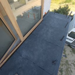 Hydroizolacja balkonu z uszczelnieniem podstaw pod balustrade