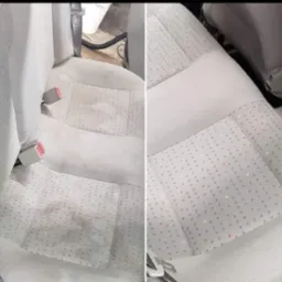 Tapicerka samochodowa przed i po czyszczeniu: widoczne różnice w czystości, usunięte plamy, odświeżony wygląd. Jasna, wzorzysta tkanina.