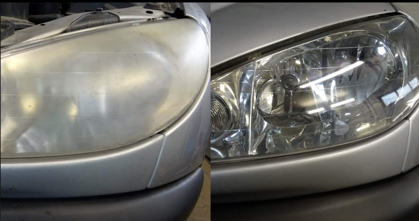 Reflektor samochodowy przed i po renowacji: lewa strona matowa, prawa przejrzysta. Widoczne różnice w jakości światła i estetyce pojazdu. Poprawa widoczności i bezpieczeństwa.