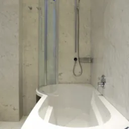 Nowoczesna, jasna łazienka z wanną i kabiną prysznicową z elementami chromowanymi, wykończona marmurem. Minimalistyczny design.