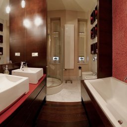 Realizacja łazienki w szczecińskiej kamienicy przez architekt wnętrz Annę Buczny w formule pod klucz. Czerwień mozaiki, drewno wenge i marmur bianco carrara w wysokim wnętrzu były dużym wyzwaniem wykonawczym, jak zawsze uwieńczonym sukcesem.