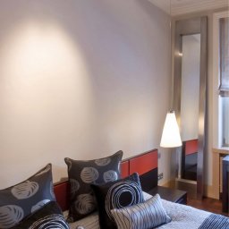 Aranżacja sypialni w mieszkaniu w szczecińskiej kamienicy autorstwa architekt wnętrz Anny Buczny. Sypialnia została wykonana pod klucz i jest częścią modernizacji całego mieszkania. 