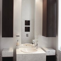 Meble łazienkowe zostały wykonane według projektu architekt wnętrz Anny Buczny. Szczecińska projektantka wykonała łazienkę i modernizację całego mieszkania pod klucz. 