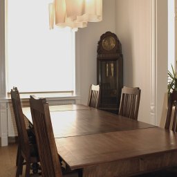 Salon w zabytkowej kamienicy w Szczecinie, zaprojektowany przez architektkę wnętrz ze Szczecina, Annę Buczny. Ciemne meble i wyposażenie salonu zostały skontrastowane z bielą ścian i sufitów. Projektantka wykonała wnętrza w formule pod klucz.