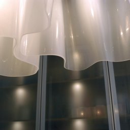 Finezyjna włoska lampa marki Artemide jest nie tylko źródłem światła, lecz także wyrazistą ozdobą jadalni utrzymanej w zabytkowym klimacie. Nowoczesnym akcentem wnętrza jest obszerna biblioteczka z przeszkloną środkową częścią.