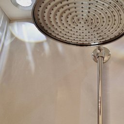 Deszczownica z kolekcji AXOR Montreux w kabinie prysznicowej we wnęce, w łazience zaprojektowanej przez architektkę wnętrz Annę Buczny. 