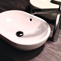 Umywalka nablatowa Duravit na blacie wykończonym olejowanym fornirem. Projekt mebli, wykończenie oraz wyposażenie wnętrza pod klucz – projektant wnętrz Anna Buczny.