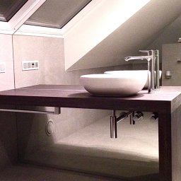 Łazienka ze skosami, projekt i realizacja wnętrz pod klucz z kompleksowym wyposażeniem i wykończeniem architekt wnętrz Anna Buczny. Blat z umywalką nablatową wykonany z naturalnego forniru, olejowany i patynowany. Realizacja w Goleniowie.