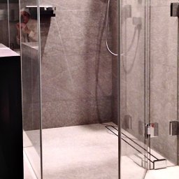 Łazienka na poddaszu z kabiną prysznicową walk-in. Projekt pod klucz zrealizowany przez pracownię wnętrz Anna Buczny Piękne Wnętrza. 