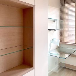 Aranżacja domowego biura w stylu nowoczesnym w Szczecinie – realizacja pod klucz pracowni projektowej Anna Buczny Piękne Wnętrza.
Architekt wnętrz zaprojektowała wnętrze pokoju z wykorzystaniem szklanych mebli Fiam Italia.