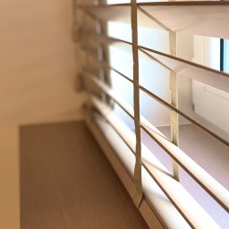 Żaluzja drewniana w kolorze parapetów, w aranżacji wnętrza domowego gabinetu w wykonaniu projektantki wnętrz Anny Buczny ze Szczecina. 