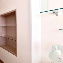 Aranżacja domowego gabinetu w Szczecinie z meblami modułowymi wykonanymi według autorskich projektów architekt wnętrz Anny Buczny oraz mebli Fiam Italia pochodzących z oferty architektki wnętrz. Gabinet utrzymany jest w nowoczesnym stylu.