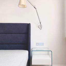 Sypialnia w aranżacji architekt wnętrz Anny Buczny w jednym ze szczecińskich mieszkań. Szklane stoliki nocne Firmy Fiam Italia i lampy Włoskiej firmy Artemide projektantka wybrała z oferty handlowej pracowni Anna Buczny Piękne Wnętrza.