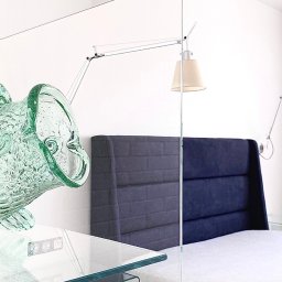 Projekt nowoczesnej sypialni, z wyposażeniem i wykończeniem pod klucz przez szczecińską pracownię architektury i wnętrz Anna Buczny Piękne Wnętrza. Wyposażenie sypialni pochodzi między innymi od takich producentów jak Fiam Italia i Artemide.