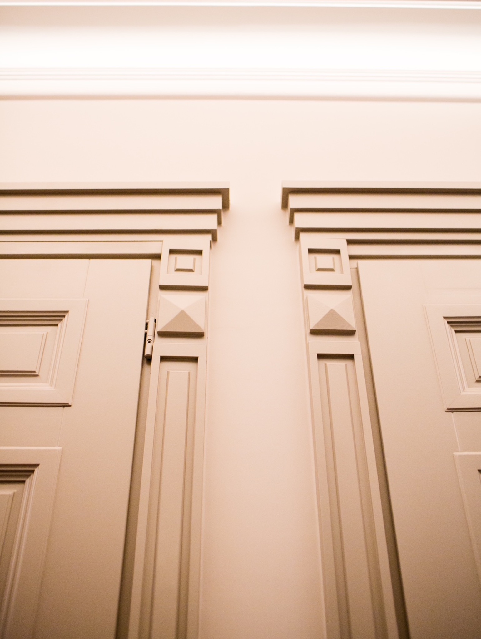 Architekt wnętrz Szczecin – eleganckie detale stolarki w projekcie modern classic w jednej ze szczecińskich kamienic.