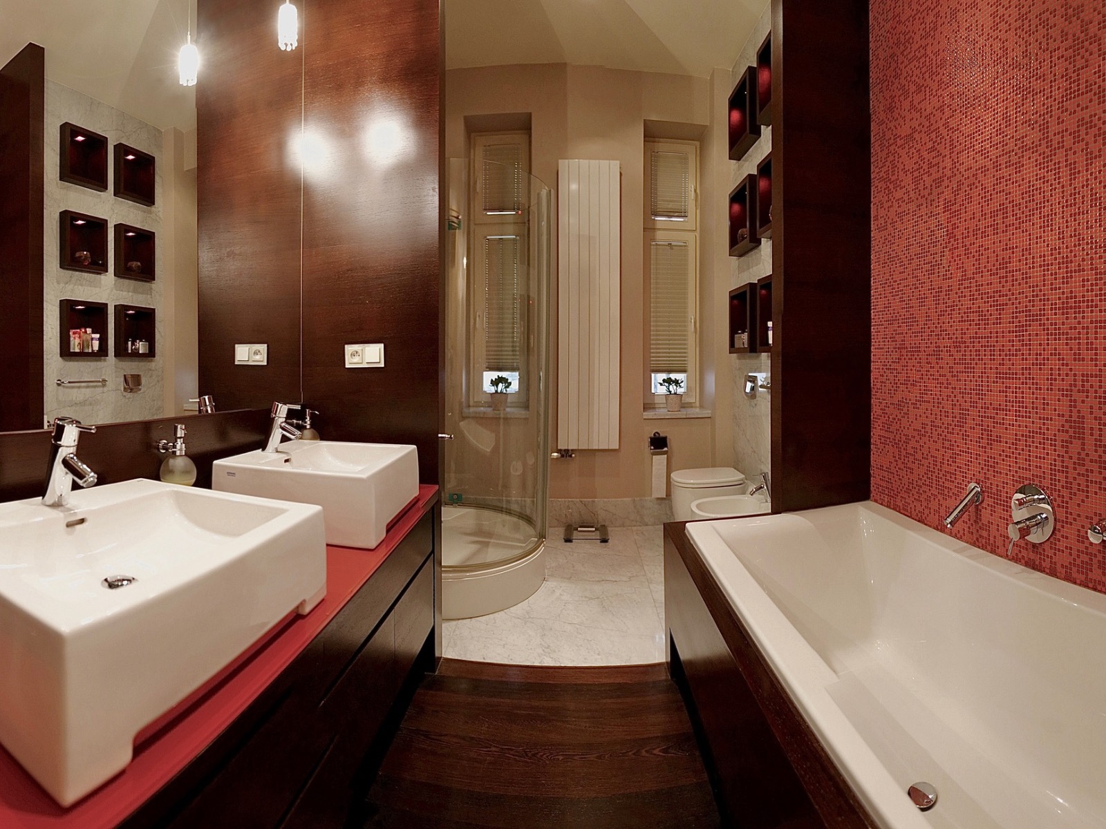 Elegancka łazienka w Szczecinie z czerwoną mozaiką i drewnem wenge. Umywalki nablatowe, kabina prysznicowa i wanna tworzą spójną całość.