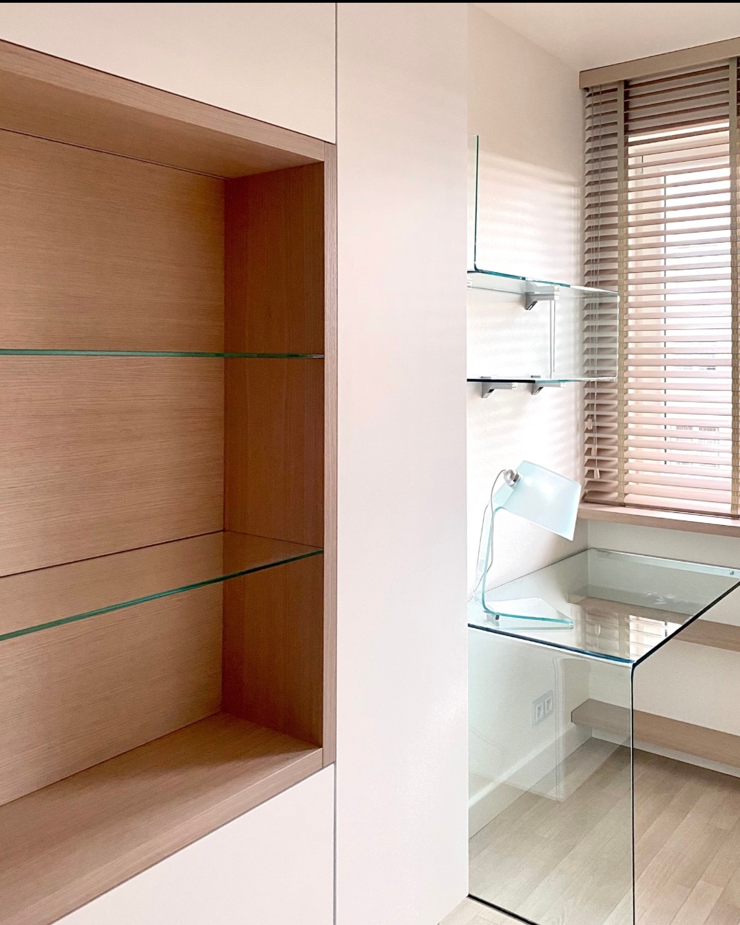 Nowoczesne biuro domowe: szklane meble Fiam Italia, drewniane półki i żaluzje w oknie. Minimalistyczny design z wykorzystaniem naturalnego światła.