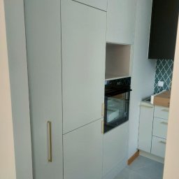 ARTMONTAGE SPÓŁKA Z OGRANICZONĄ ODPOWIEDZIALNOŚCIĄ - Zabudowa kuchenna w mieszkaniu, fronty lakierowane.