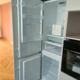 Mebla kuchenne na wymiar, lodówka w zabudowie. 