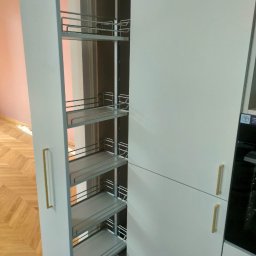 Duże pojemne kargo. Kuchnia w zabudowie. 