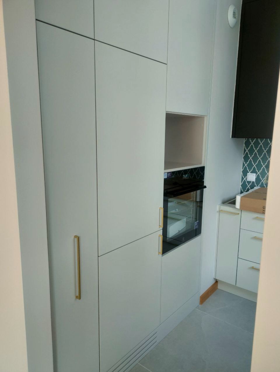 Zabudowa kuchenna w mieszkaniu, fronty lakierowane.