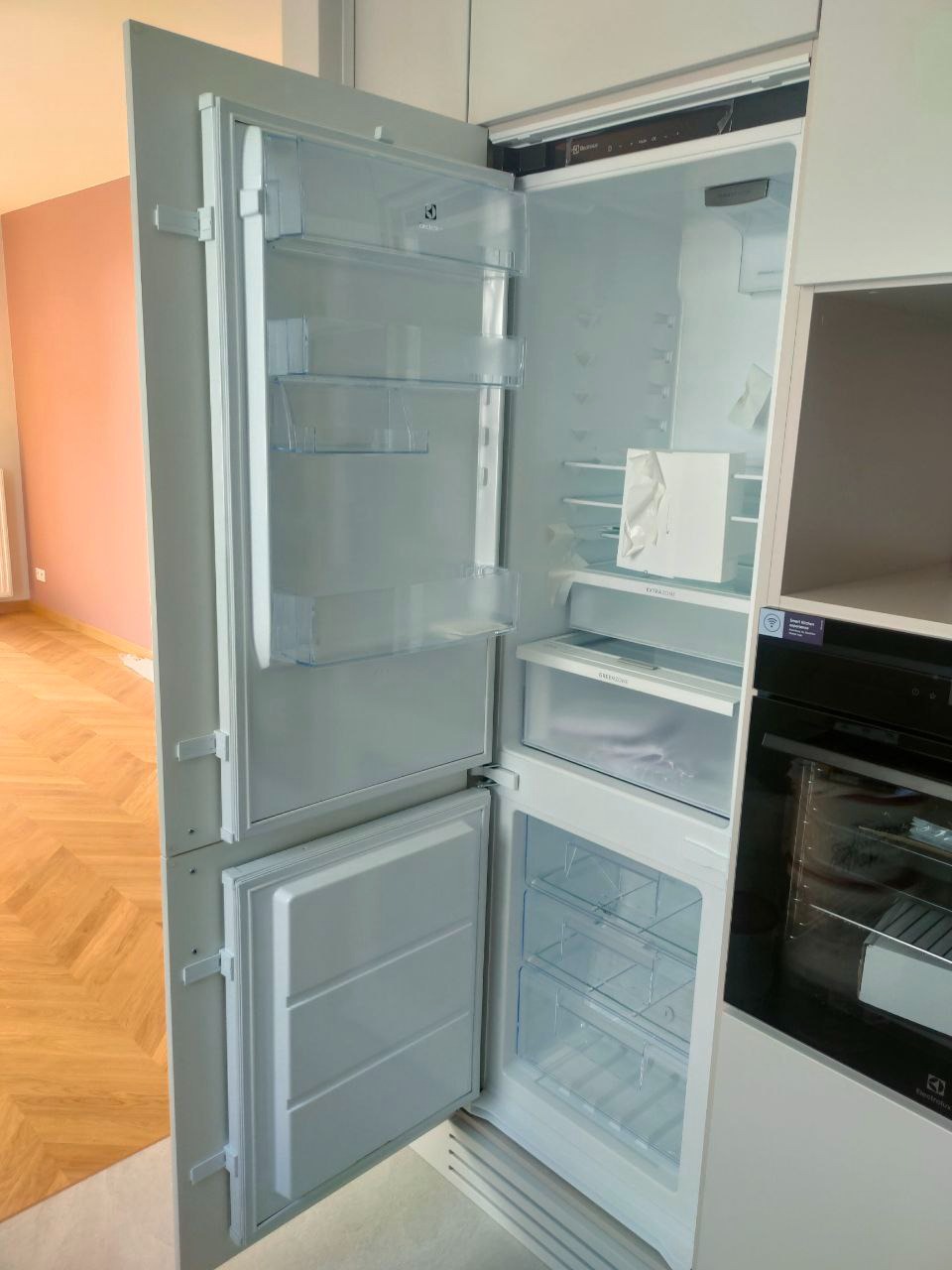 Mebla kuchenne na wymiar, lodówka w zabudowie.