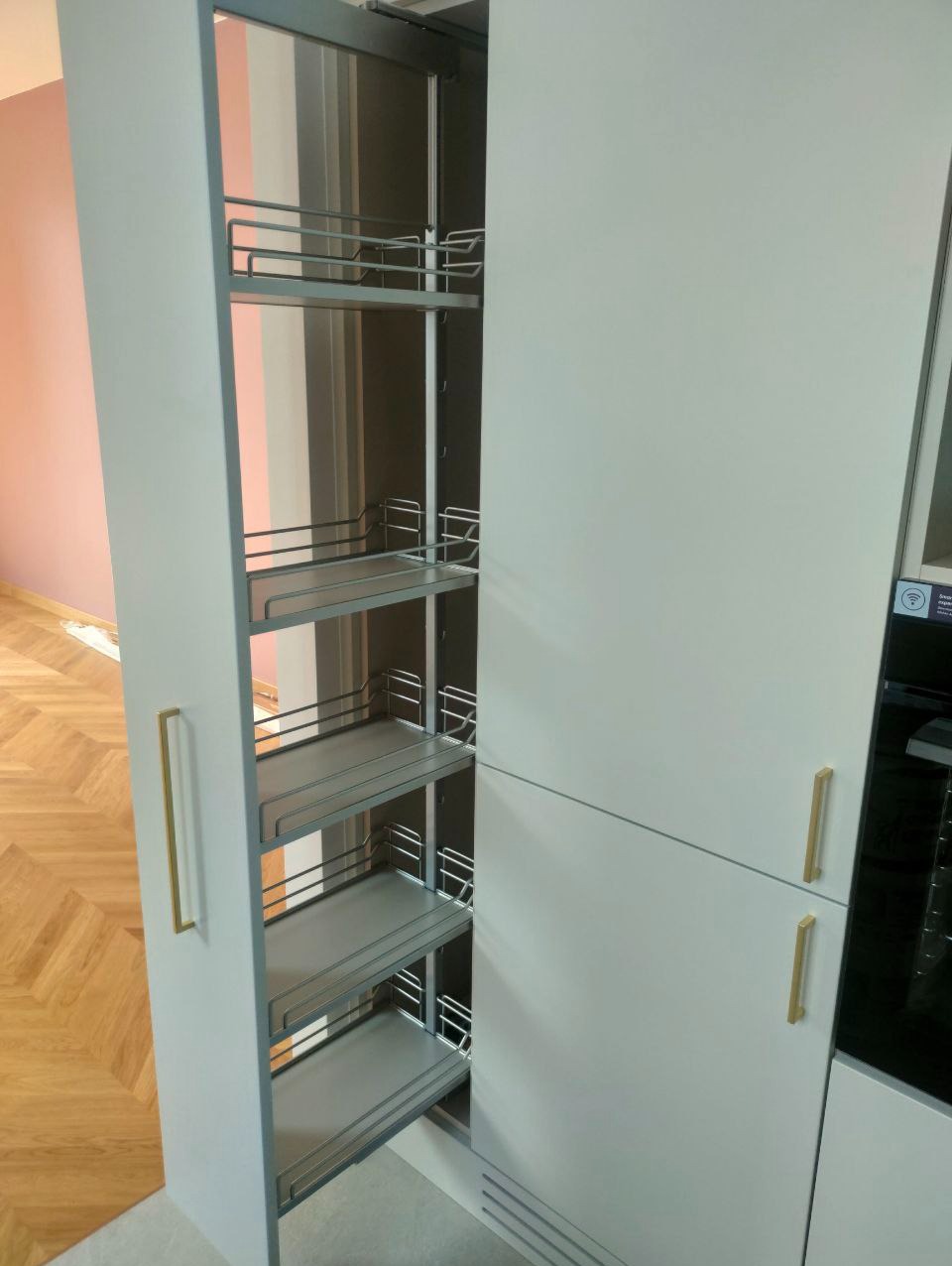 Duże pojemne kargo. Kuchnia w zabudowie.