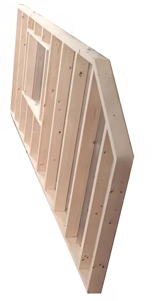 Drewniana rama ściany z otworem okiennym, widok z boku, ukazująca konstrukcję szkieletową w jasnym oświetleniu. Element domu w budowie.