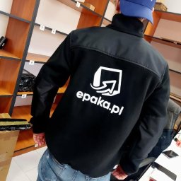 Haft - bardzo wytrzymały rodzaj znakowania odzieży. Szyk, klasa, elegancja.