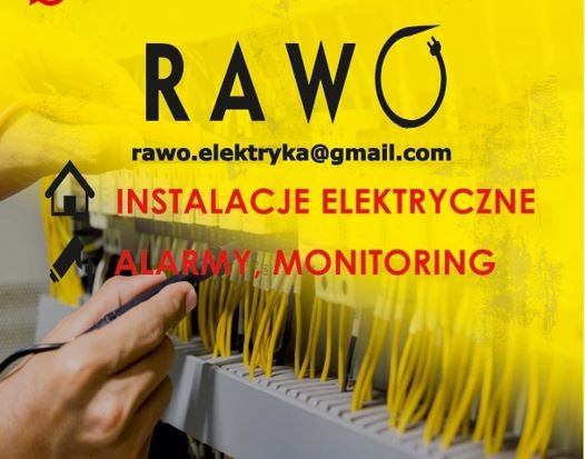 Elektryk w rękawicy mierzy napięcie w panelu sterowania z żółtymi przewodami. Widoczny adres email i napisy: Instalacje elektryczne, alarmy, monitoring na żółtym tle.