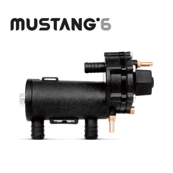 Czarny reduktor ciśnienia gazu Mustang 6 na białym tle. Widoczne wloty i wyloty gazu, logo producenta. Zdjęcie produktowe.