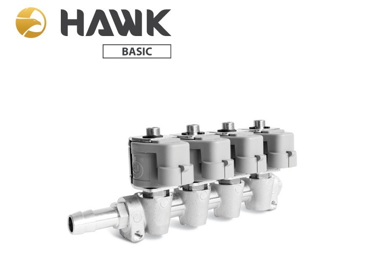 Listwa wtryskowa HAWK BASIC, element instalacji autogaz, widok z boku na białym tle. Srebrno-szara konstrukcja z czterema wtryskiwaczami i logo producenta.